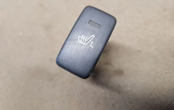 Toyota Hilux (AN10, AN20, AN30) Seat heating switch