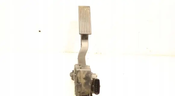Accelerator throttle pedal
