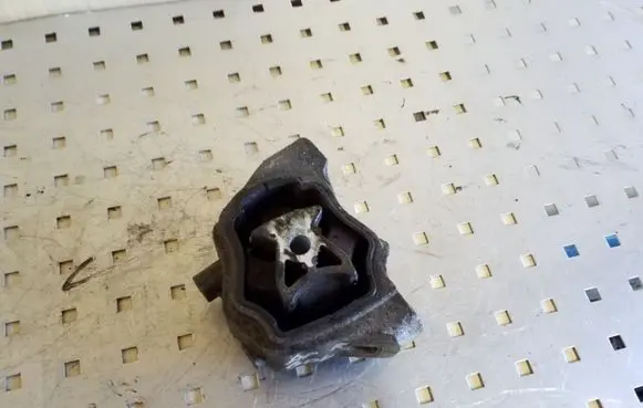 Volvo XC60 Engine mount bracket TR8070M18