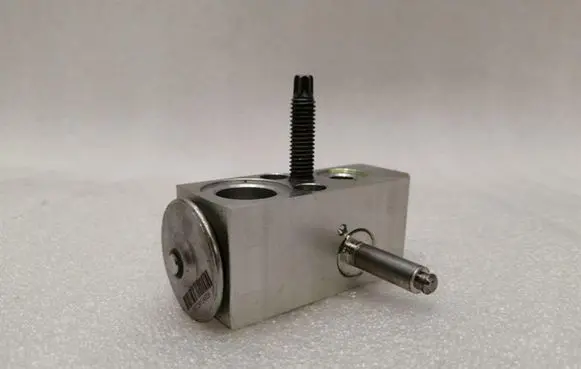 Tesla Model 3 Air conditioning (A/C) expansion valve 110187800A