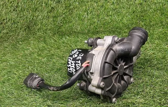 Volkswagen Jetta VI Secondary air pump 04E131083E 04E131333A