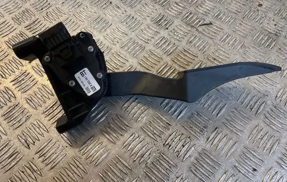 Mercedes-Benz SLK R170 Accelerator throttle pedal 9202341 6PV00811400