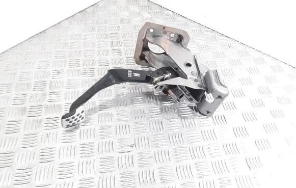 Nissan X-Trail T30 Brake pedal 