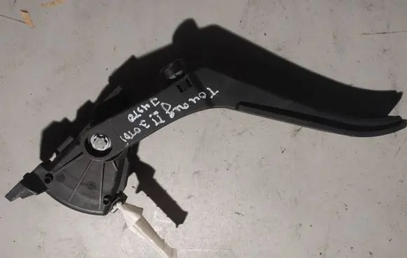 Volkswagen Touareg II Accelerator throttle pedal 7L0723507D