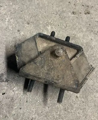 Land Rover Range Rover P38A Engine mount bracket