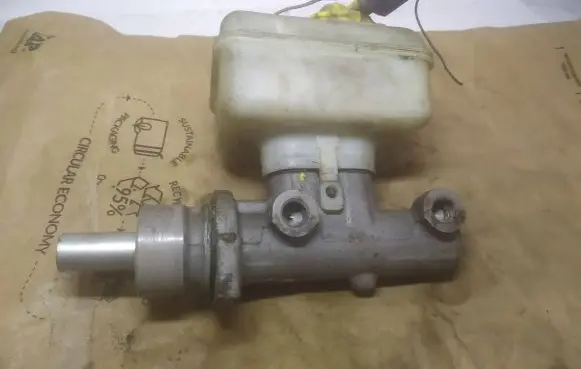 Volkswagen Golf IV Master brake cylinder 21027099