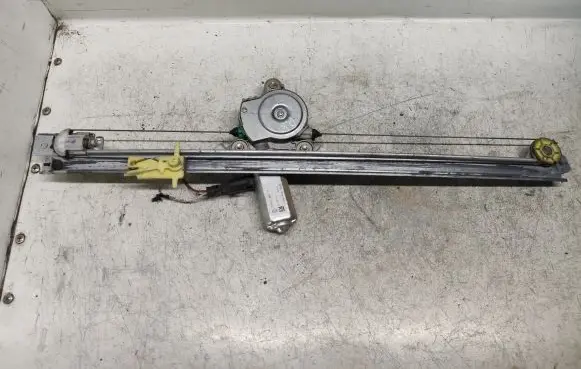 Opel Vivaro Front door window regulator with motor