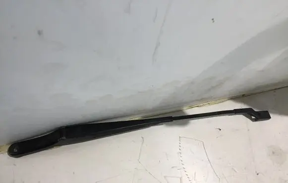 Front wiper blade arm