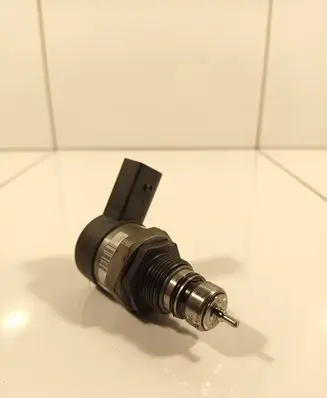 BMW 1 E81 E87 Fuel pressure regulator 0281002738 26158940 181108