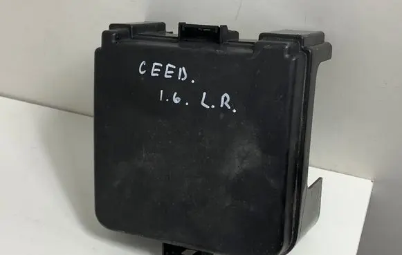 KIA Ceed Fuse box cover 919511H111