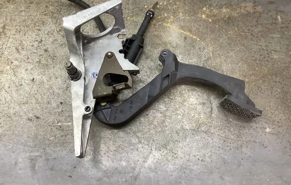 BMW 3 E36 Brake pedal 1158659