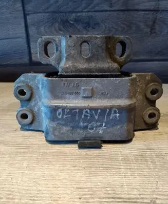 Skoda Octavia Mk2 (1Z) Engine mount bracket 1KO199555