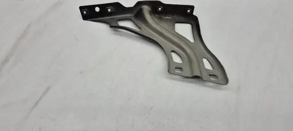Audi Q3 8U Fender mounting bracket 8U0821136