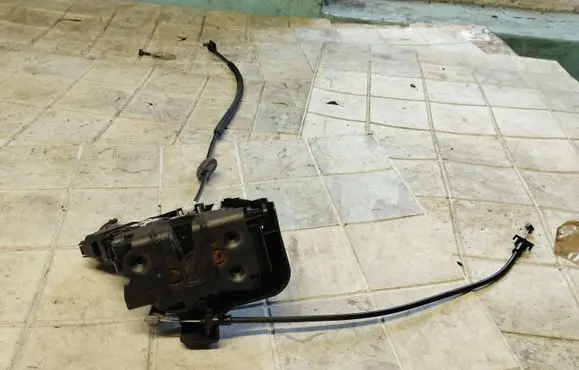 Ford C-MAX I Front door lock 7M5AR21812AA