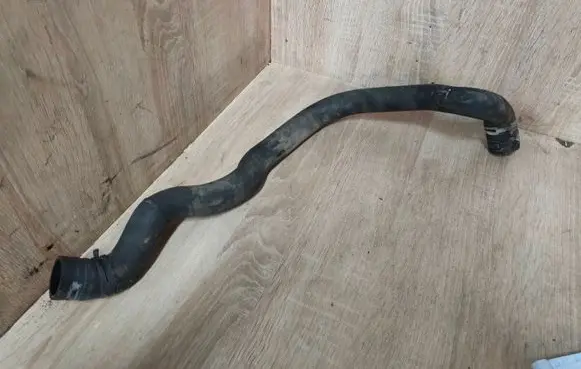 Volkswagen Touran I Engine coolant pipe/hose