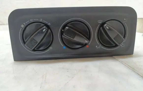 Volkswagen Golf III Climate control unit 1H0819045A 1H0820045