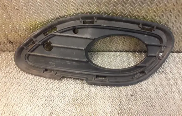 Mercedes-Benz C W203 Fog light bracket 2038853123 A2038853123