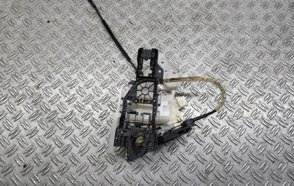 Volkswagen PASSAT B7 Rear door lock CZ3C4839016A
