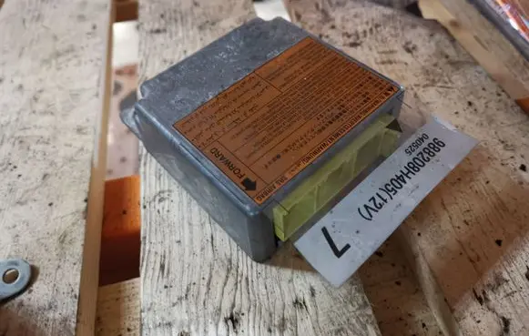Nissan X-Trail T30 Airbag control unit/module 988208H405