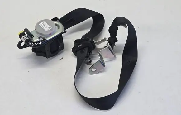 Nissan Leaf II (ZE1) Front seatbelt 101RP01