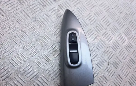 Nissan Juke I F15 Electric window control switch 809601KM3A 254111KA5A