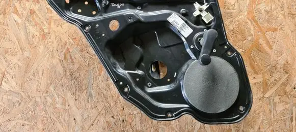 Rear door manual window regulator