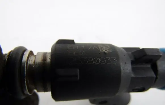 Opel Zafira B Fuel injector 25380933