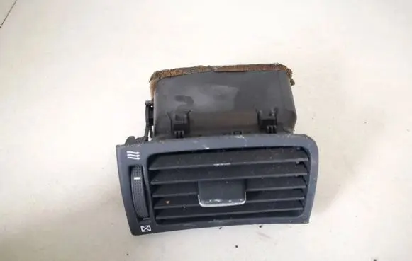 Toyota Avensis T250 Dash center air vent grill