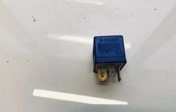 Volkswagen PASSAT B5.5 Other relay 8A0951253 899587