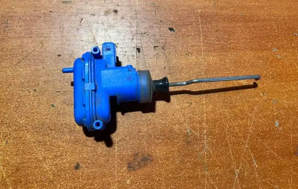Audi 80 90 S2 B4 Central locking motor 893862153C