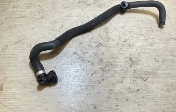 Coolant pipe/hose