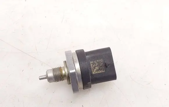 Mercedes-Benz C W205 Fuel pressure sensor 0261545116 A2789050100