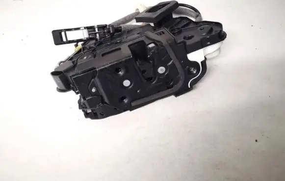 Volkswagen Jetta VI Front door lock 5k2837016d