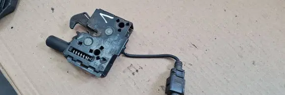 Audi A4 S4 B9 Engine bonnet/hood lock/catch 8W0823509
