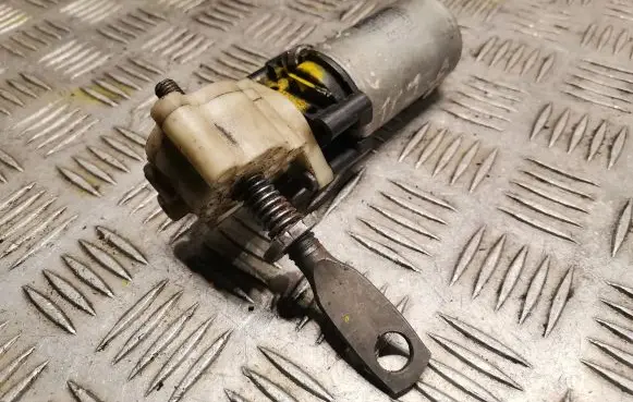 Lexus IS 220D-250-350 Seat adjustment motor 8582033020