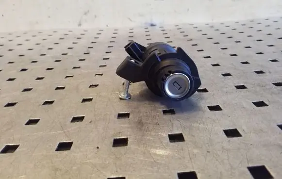 Mercedes-Benz E W212 Tailgate exterior lock A2047500061