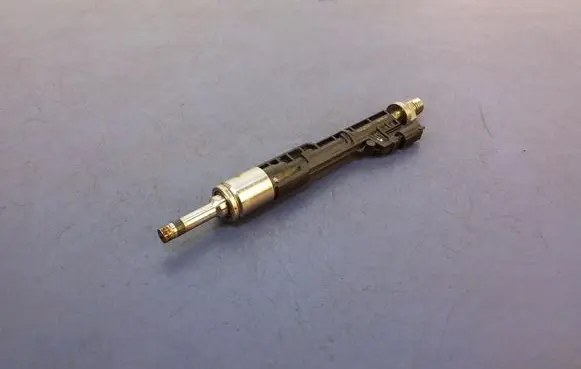 BMW 5 G30 G31 Fuel injector 0261500264