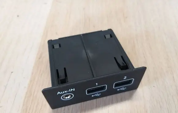 Renault Arkana USB socket connector 280231553R