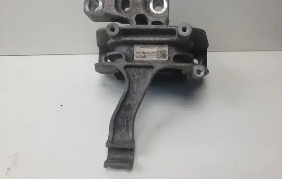 Volkswagen PASSAT B8 Engine mount bracket 5Q0199262BH