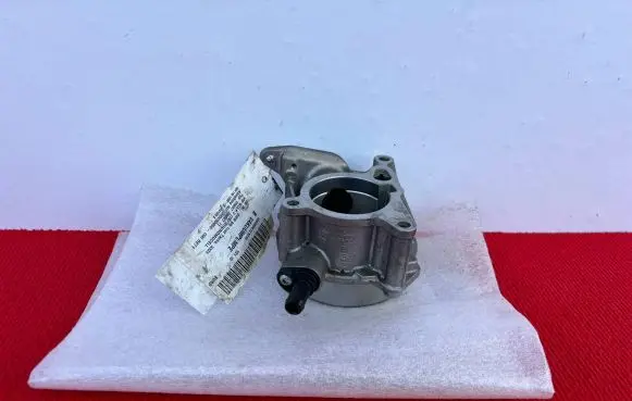 Volkswagen Golf VI Vacuum pump 06H145100S