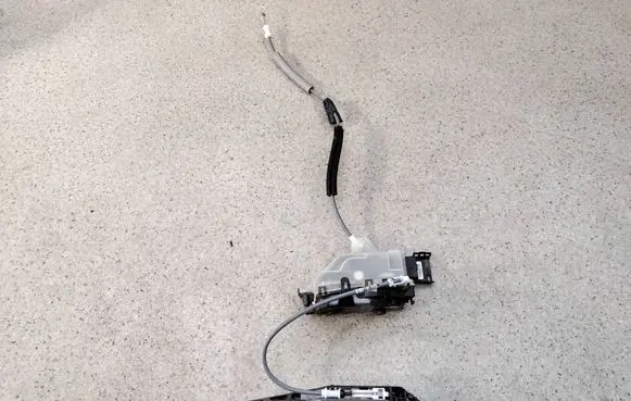 Citroen C5 Aircross Front door lock 27962438 279624