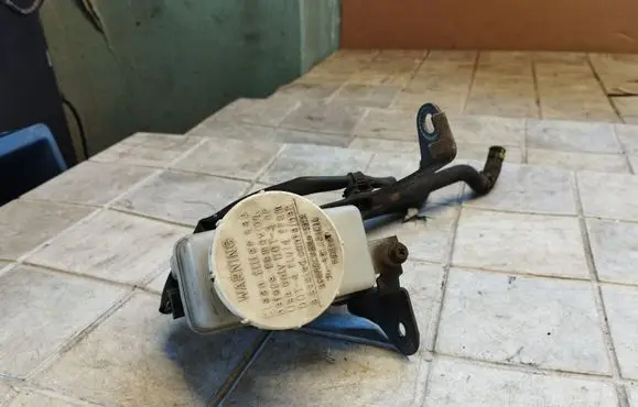 Mitsubishi Grandis Brake fluid reservoir 