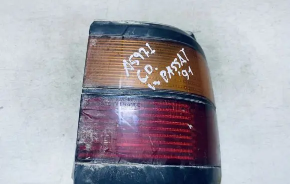 Volkswagen PASSAT B3 Rear/tail lights 333945112