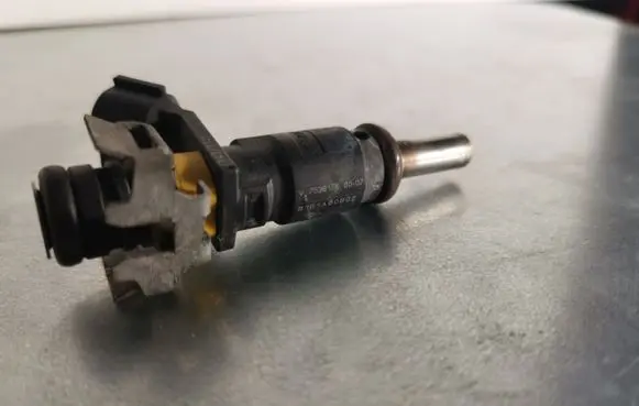 Mini Cooper Countryman R60 Fuel injector V7528176