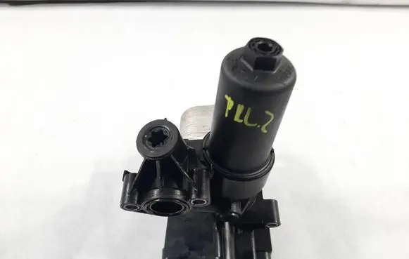 Skoda Octavia Mk2 (1Z) Oil filter mounting bracket 05L115433C
