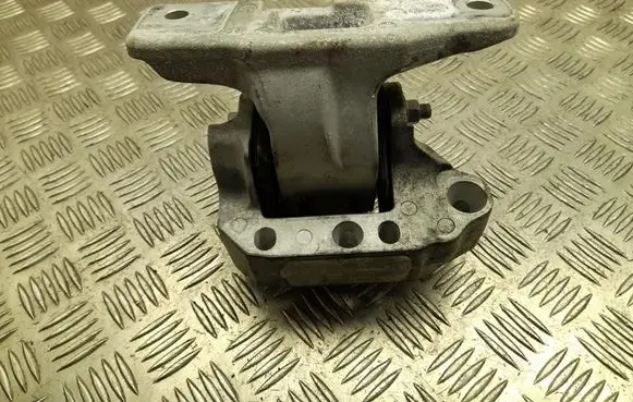 Toyota RAV 4 (XA50) Engine mount bracket