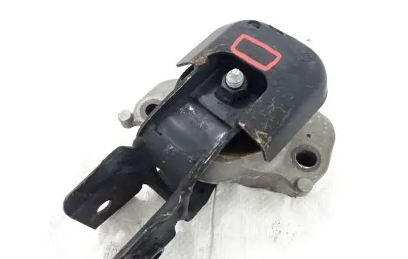 Engine mount vacuum valve