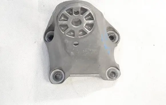 Volkswagen Touareg II Engine mounting bracket 7L8199307K