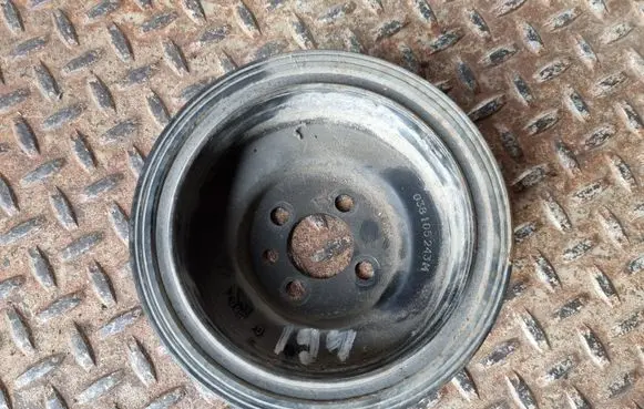 Volkswagen PASSAT B7 Crankshaft pulley 038105243M