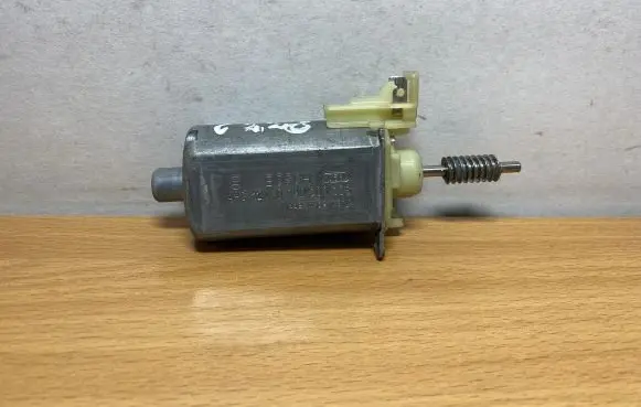 Mercedes-Benz E W212 Seat adjustment motor P10725502 0390203326